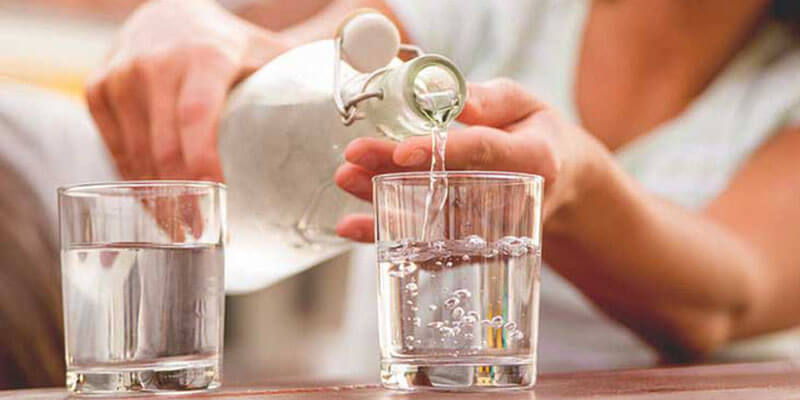 Một ngày nên uống 1 - 2 lít nước để cơ thể được thanh lọc.